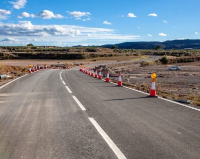 Carretera recién terminada aún con conos de precaución