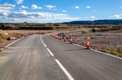 Carretera recién terminada aún con conos de precaución