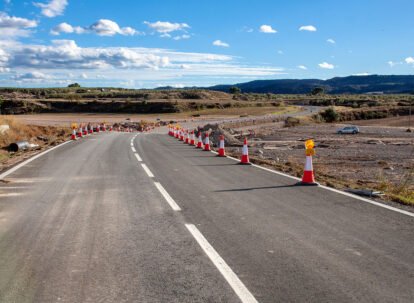Carretera recién terminada aún con conos de precaución