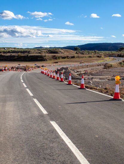 Carretera recién terminada aún con conos de precaución
