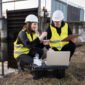 ingenieros sonrientes de tiro completo con computadora portatil 85x85