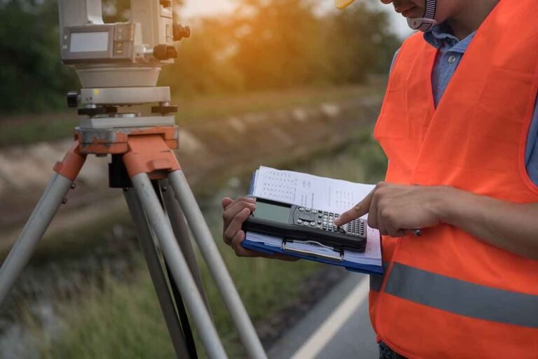 ¿Por qué es esencial realizar un estudio topográfico antes de construir una vía?