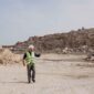 trabajador en casco de pie en cantera de arena 85x85